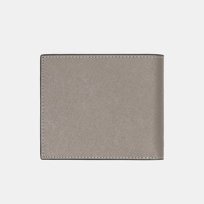 FREED 經典 Saffiano 十字紋兩折短夾，鉑金灰，後視圖，FREED 客製化刻字。