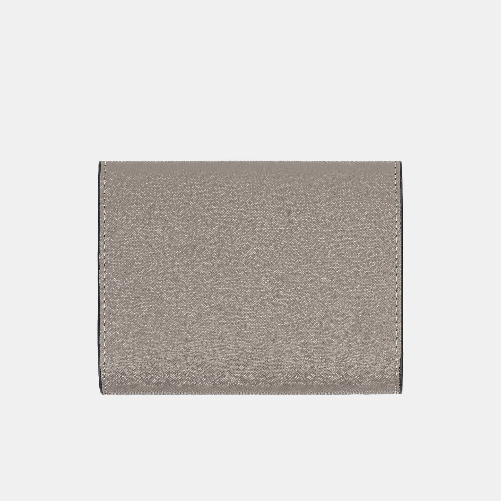 【FREED】Saffiano十字紋，鉑金灰，正面平視，FREED 客製化刻字。