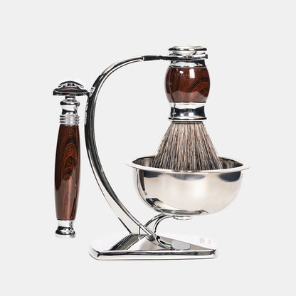 仿紫紅檀木雙刃刮鬍刀，復古角度，專業浴間場景。FREED 客製化刻字。