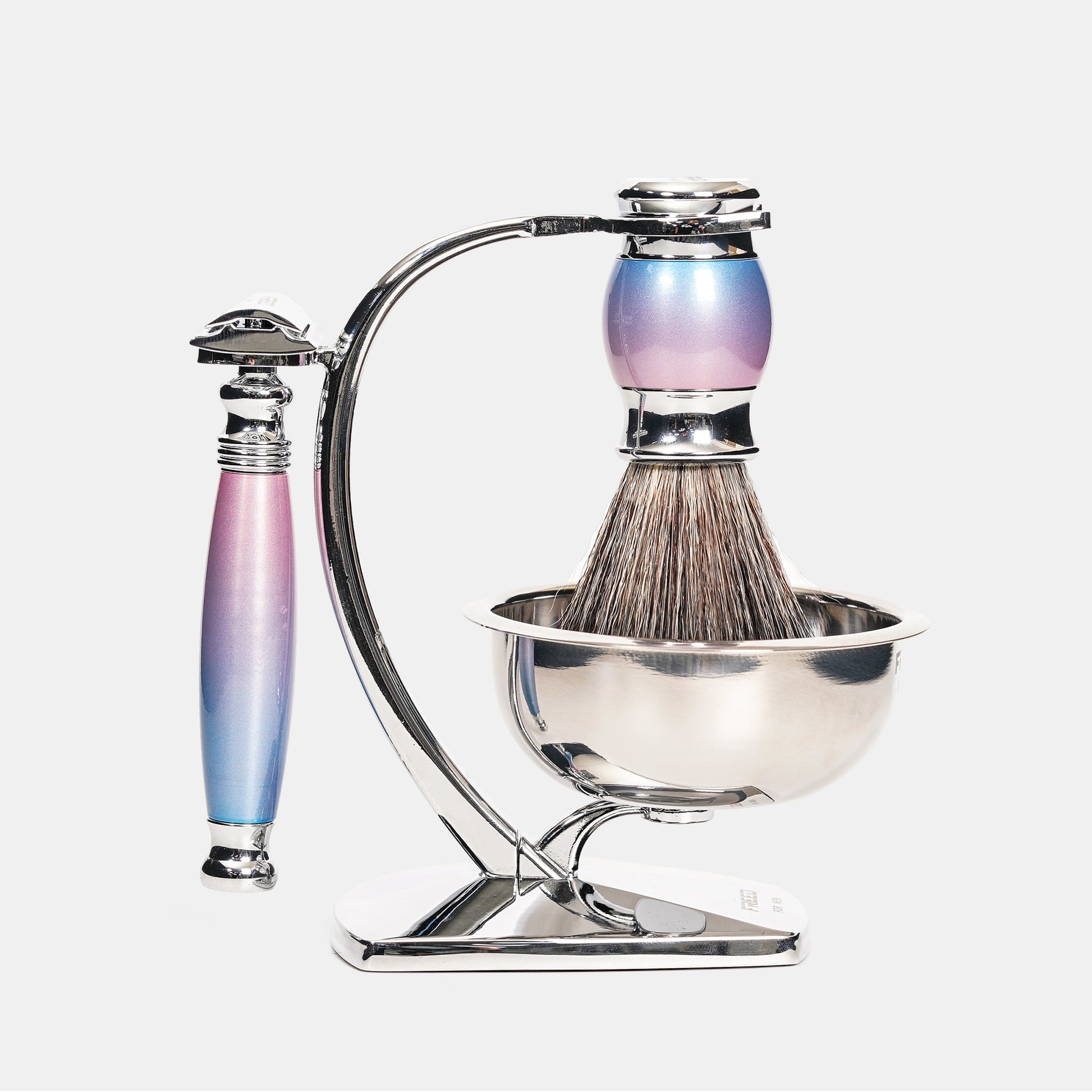 銀色金屬，粉紫藍漸層，簡約擺設。FREED 客製化刻字