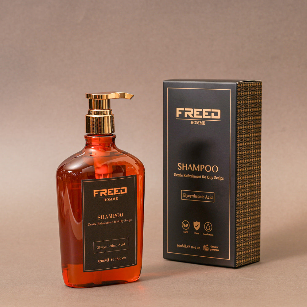 琥珀色瓶裝，搭黑色盒裝，前視角，背景簡約。FREED 客製化刻字。