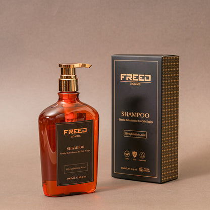 琥珀色瓶裝，搭黑色盒裝，前視角，背景簡約。FREED 客製化刻字。