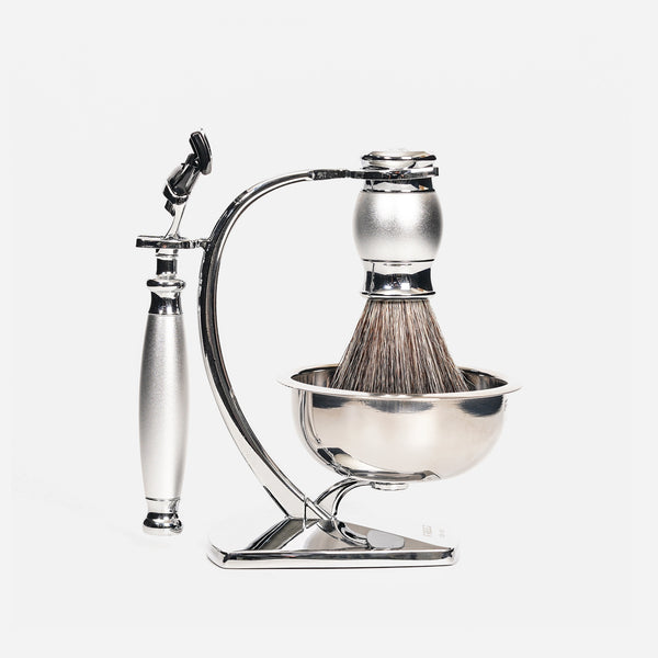 銀色金屬剃刀架，質感銀色剃刀與獾毛刷，FREED 客製化刻字。