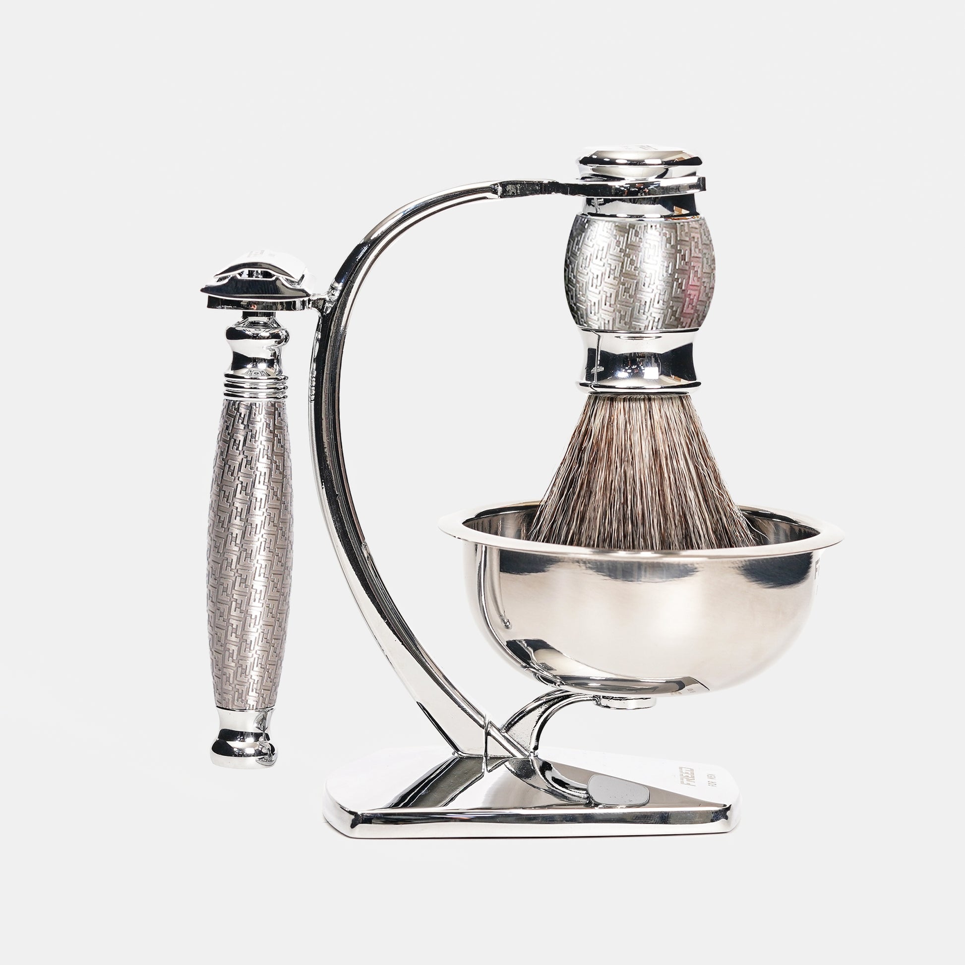 鍍鎳浮雕刮鬍刀組，近拍角度，FREED 客製化刻字。