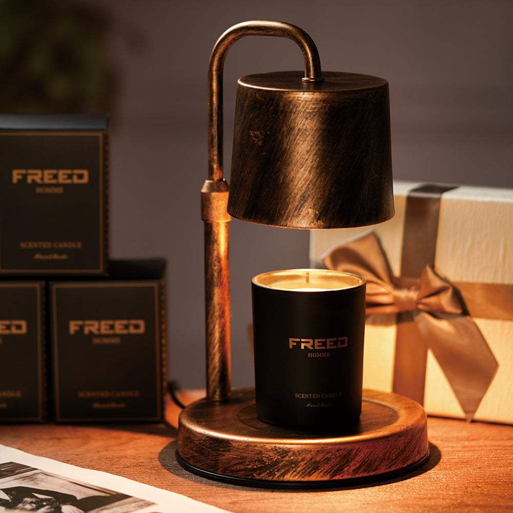 古銅色燈座，黑色大豆蠟燭，情境溫馨。FREED 客製化刻字。