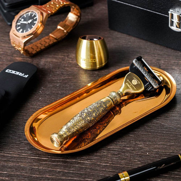 故宮聯名款金色復古刮鬍刀，置於金色盤。FREED 客製化刻字