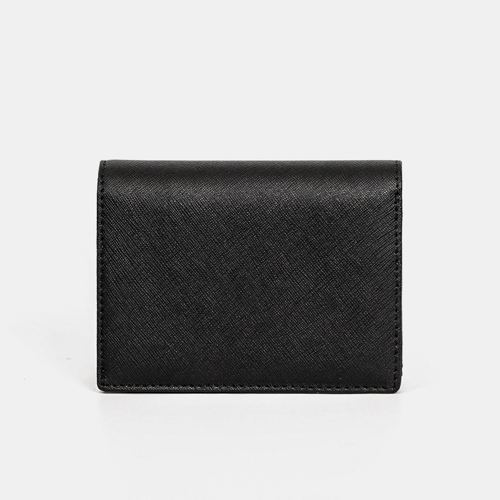 經典Saffiano十字紋皮革，黑色，正面特寫，FREED客製化刻字。