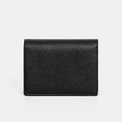 經典Saffiano十字紋皮革，黑色，正面特寫，FREED客製化刻字。