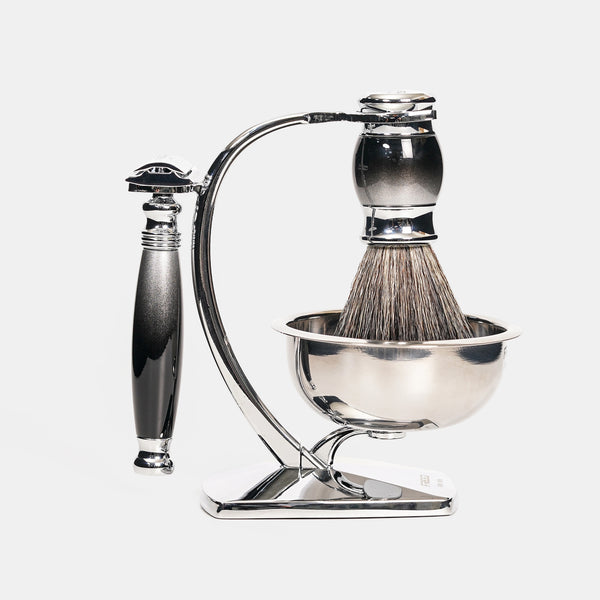 銀質金屬，黑色手柄，精緻角度，浴室場景。FREED 客製化刻字。