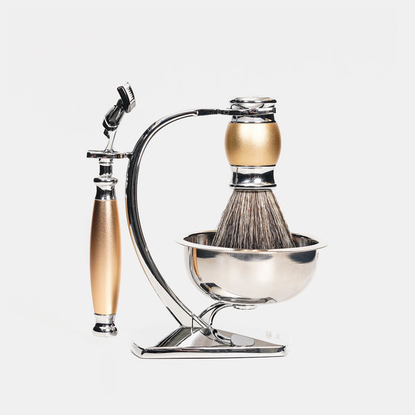 金屬刮鬍刀具，角度優雅，場景乾淨。FREED 客製化刻字