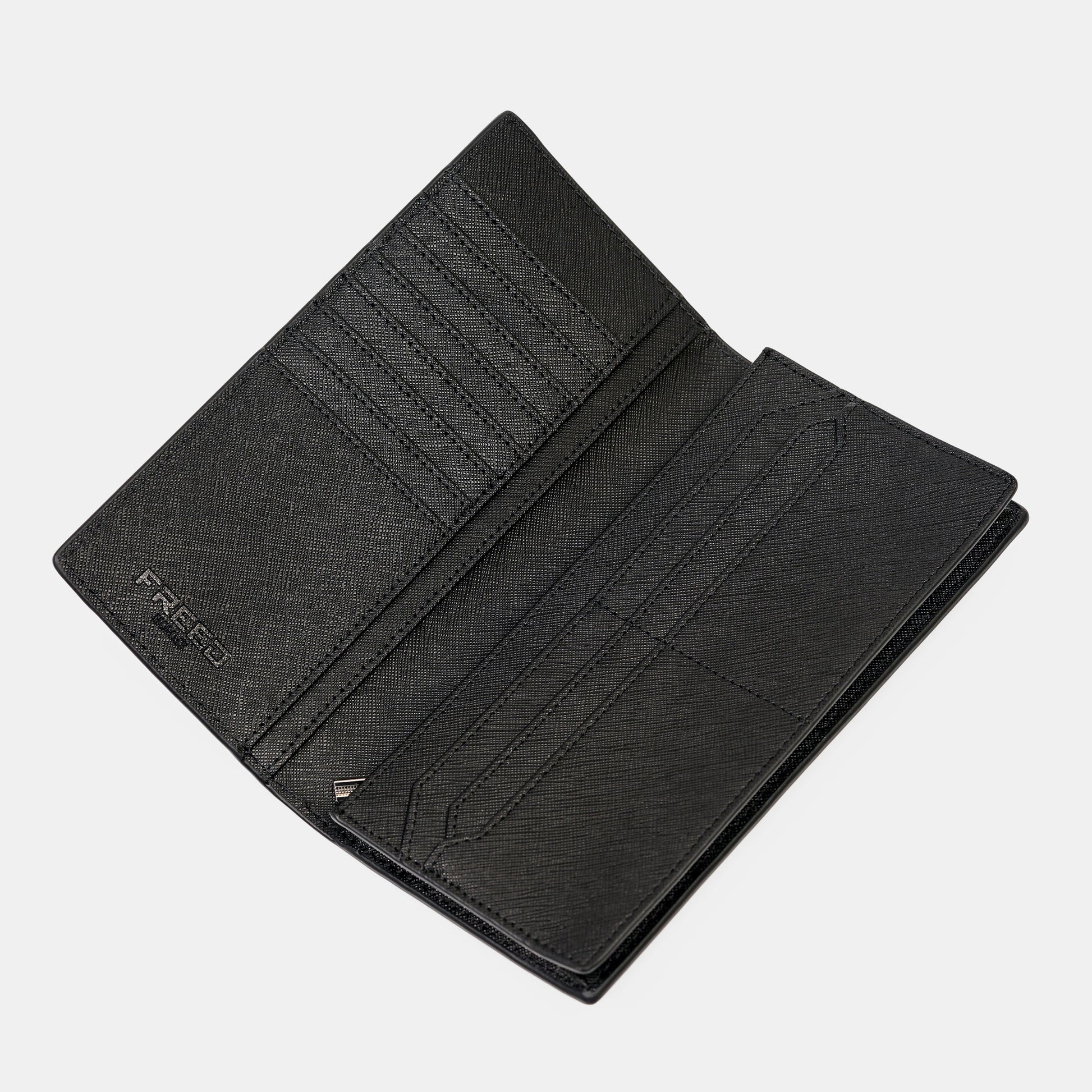 經典Saffiano十字紋黑色長夾，展現內斂品味，FREED客製化刻字。