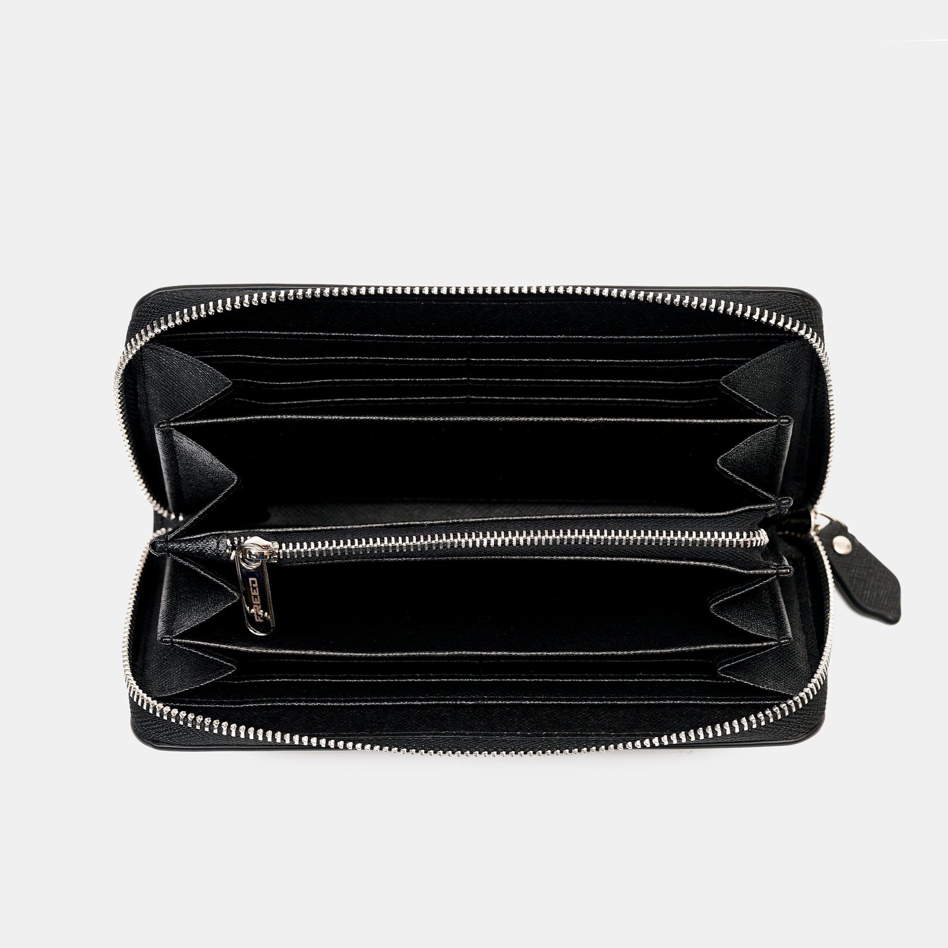 展現FREED經典Saffiano十字紋黑色皮夾內部，附FREED客製化刻字。