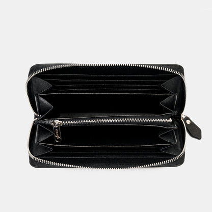 展現FREED經典Saffiano十字紋黑色皮夾內部，附FREED客製化刻字。