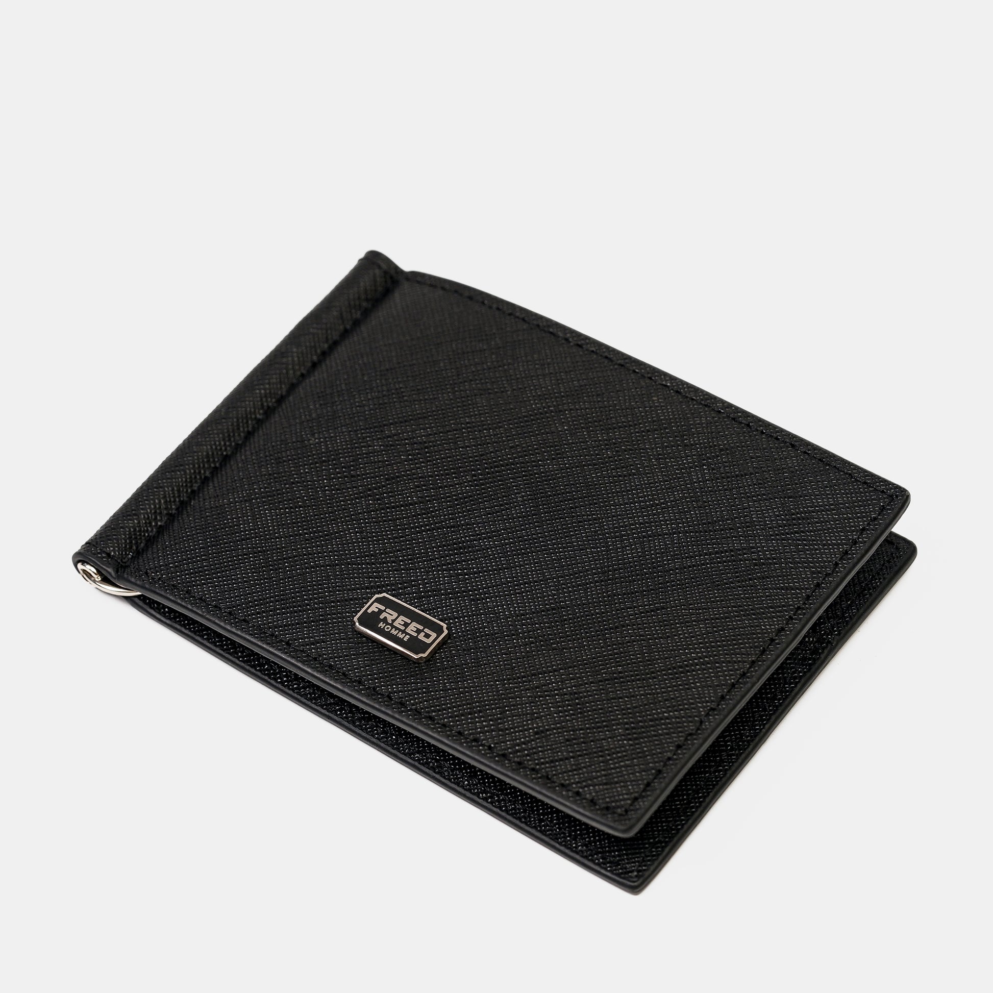 經典Saffiano十字紋黑色短夾，平整視角，FREED客製化刻字。