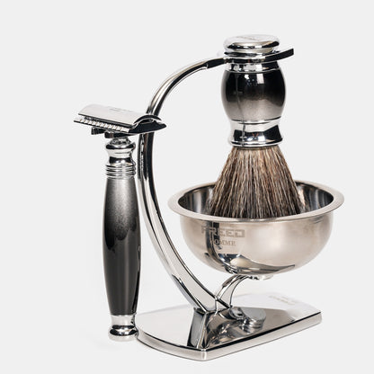 銀色金屬材質，展現質感，FREED 客製化刻字。