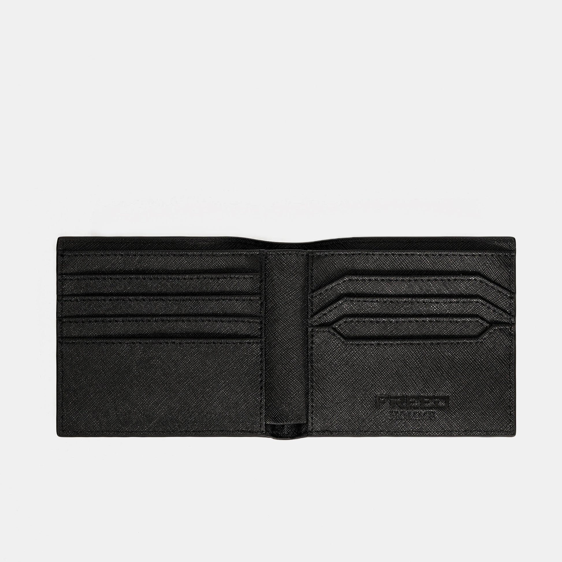 Saffiano 十字紋黑色兩折短夾，內裡細節。FREED 客製化刻字。