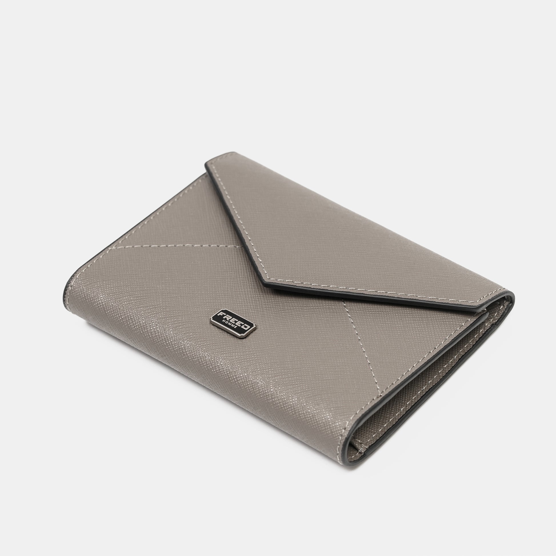 Saffiano十字紋皮夾，鉑金灰色，側邊角度，簡約背景。FREED 客製化刻字。
