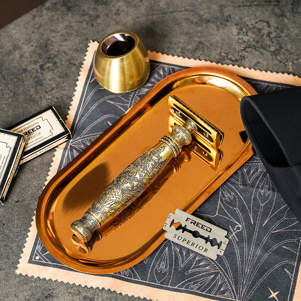 故宮限定聯名款金色刮鬍刀，刻花精緻，質感絕佳。FREED 客製化刻字