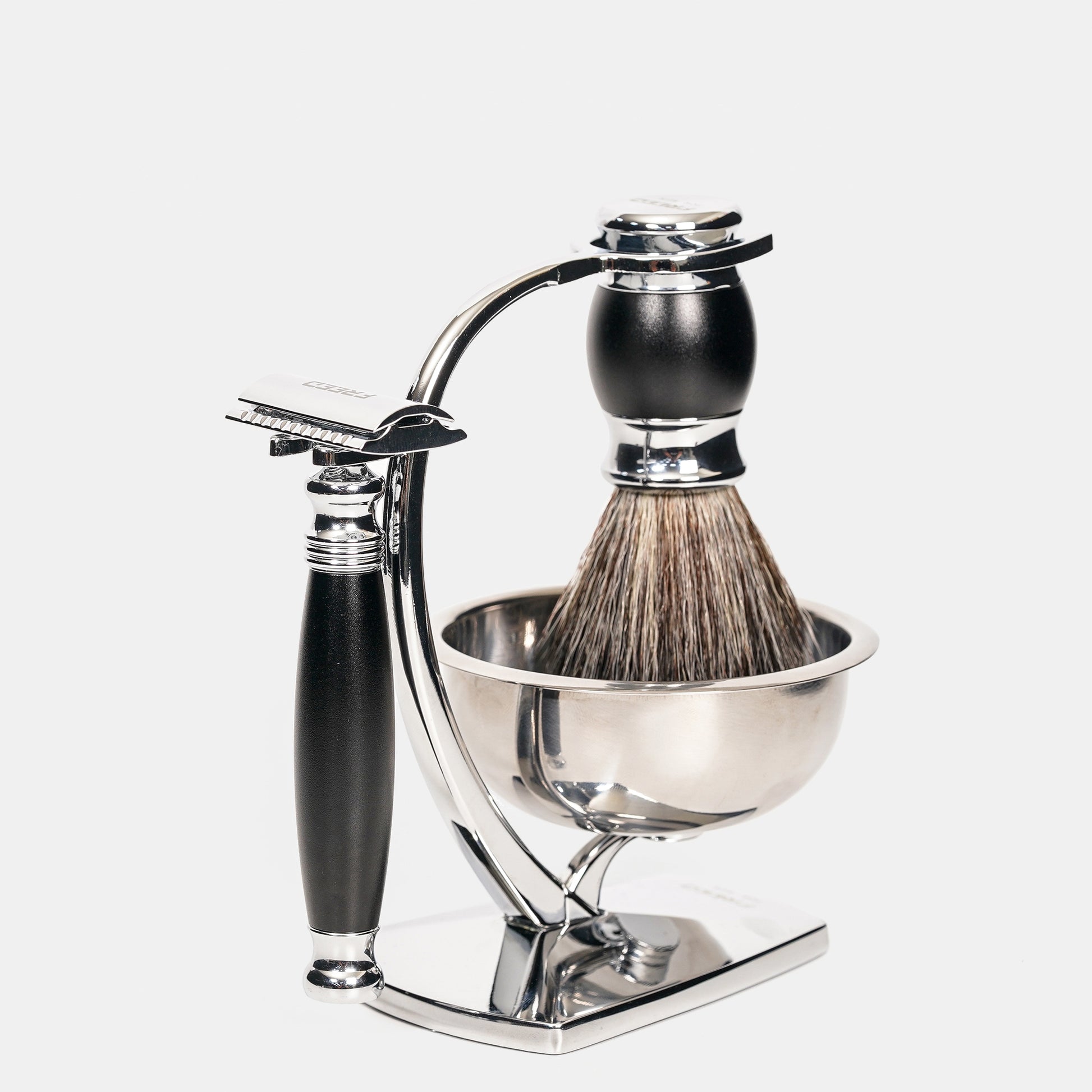 黑極致刮鬍刀組，側視角度，FREED 客製化刻字。