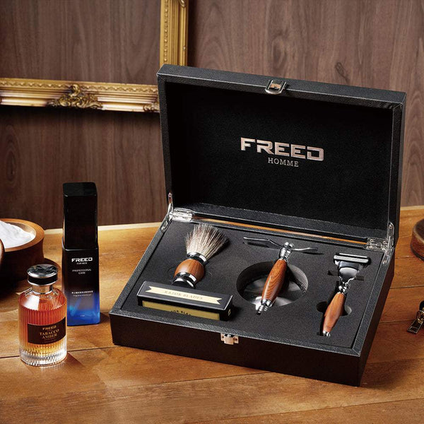 打開的木質禮盒內含刮鬍刀組、香水。FREED 客製化刻字。