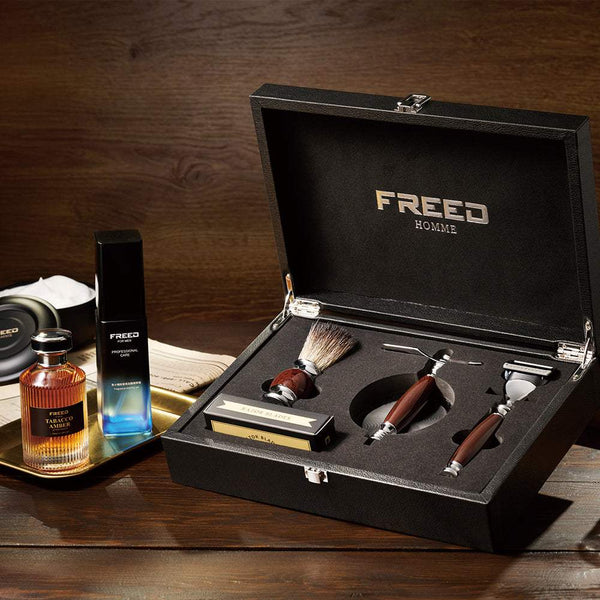 全黑禮盒展現男士修容組，含刮鬍刀，FREED 客製化刻字。
