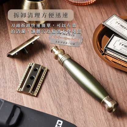 古銅材質大地綠雙刃刮鬍刀，角度可調，桌面場景。FREED 客製化刻字。