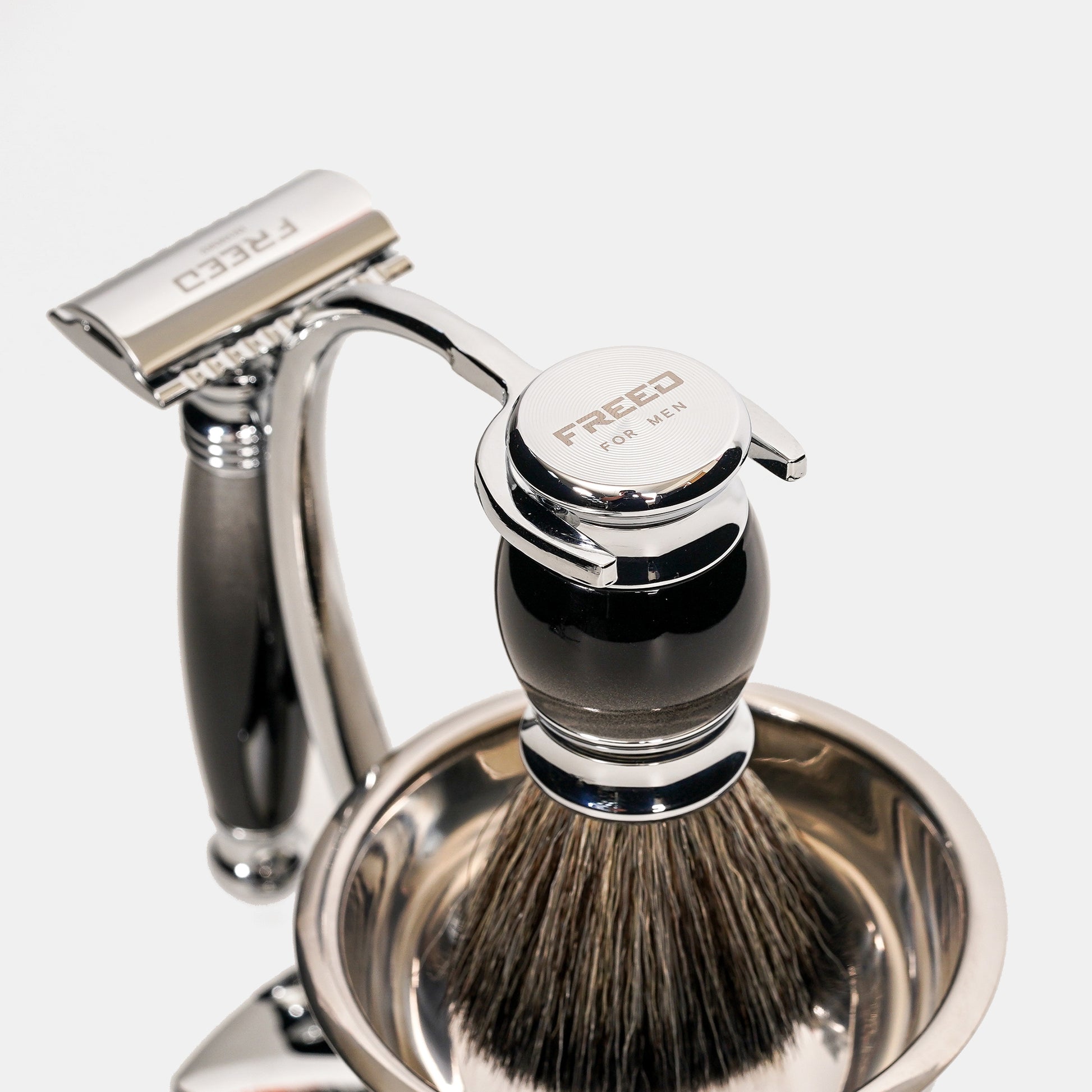 銀色拉絲金屬與黑色握柄，展現男性品味。FREED 客製化刻字。