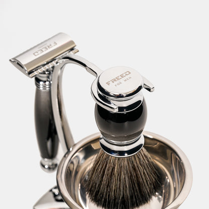 銀色拉絲金屬與黑色握柄，展現男性品味。FREED 客製化刻字。