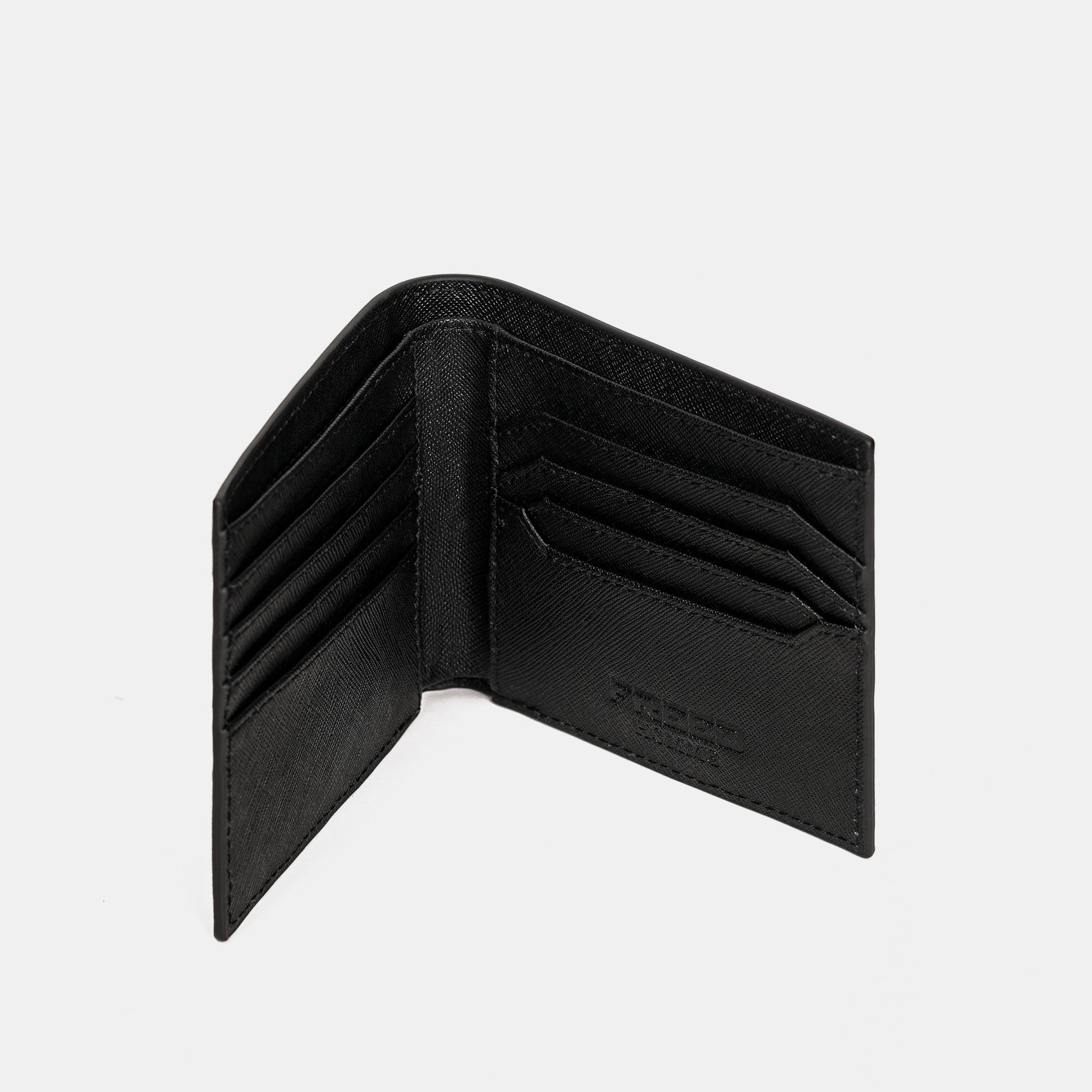 黑色Saffiano十字紋短夾，內裡特寫，FREED客製化刻字。