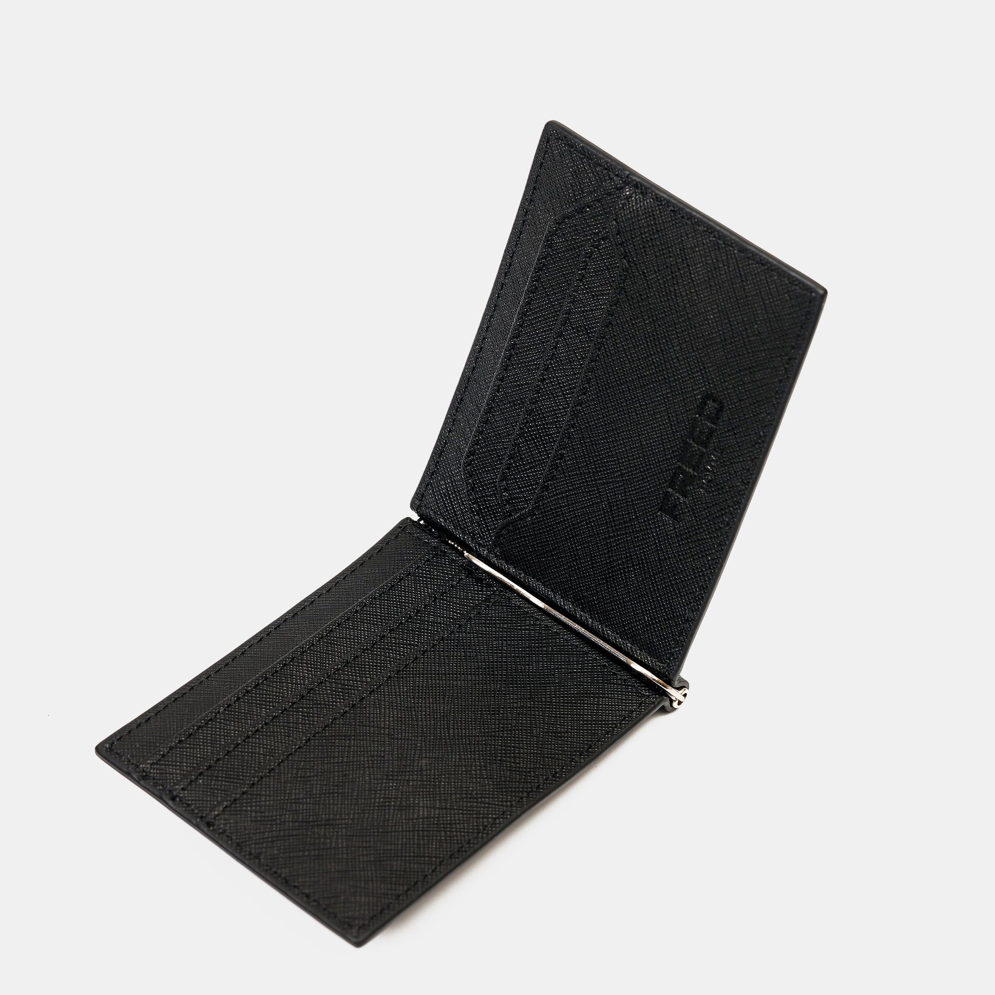 黑色Saffiano十字紋，開合式特寫，FREED客製化刻字。