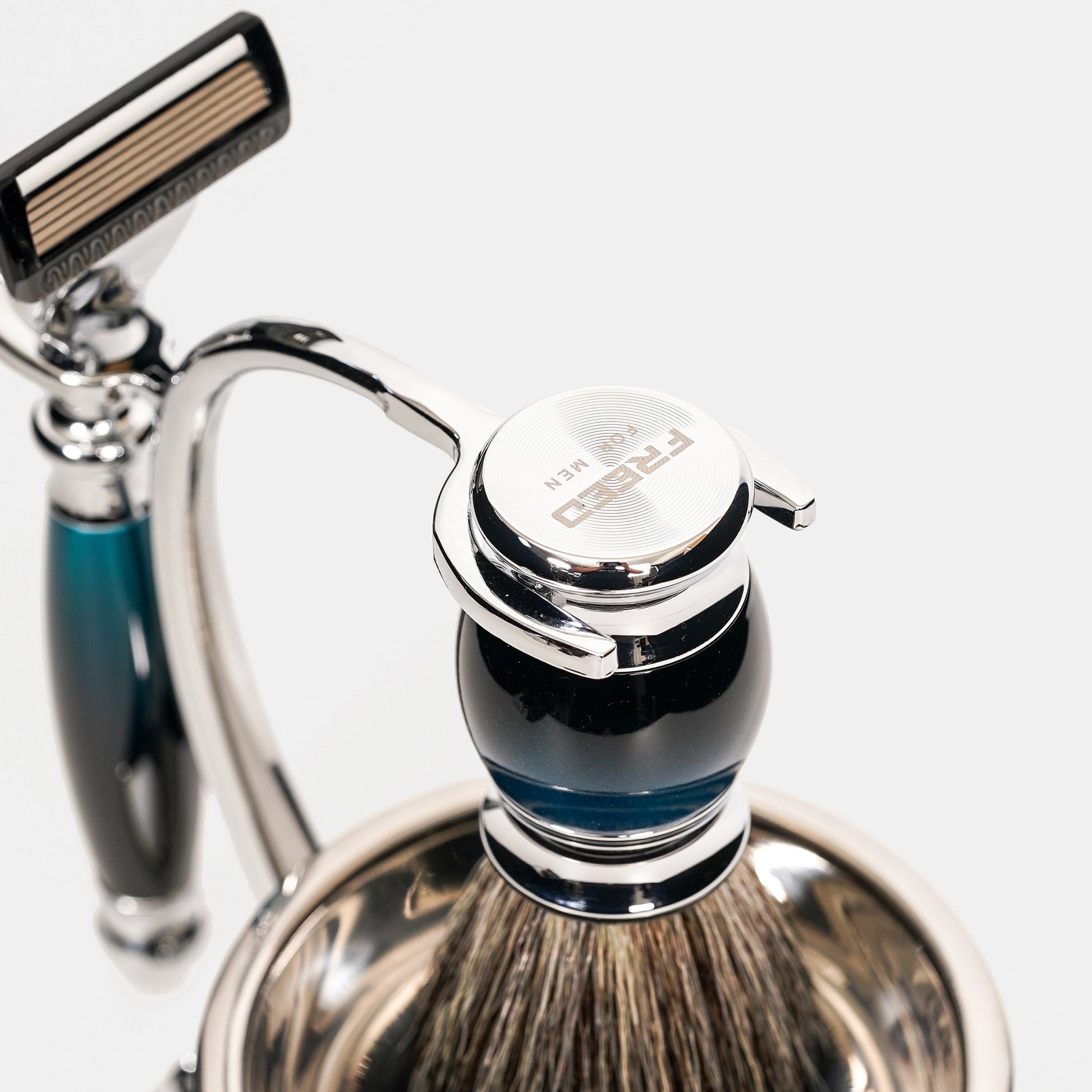 銀色金屬質感，藍綠色漸層手柄，展現專業角度，FREED 客製化刻字。