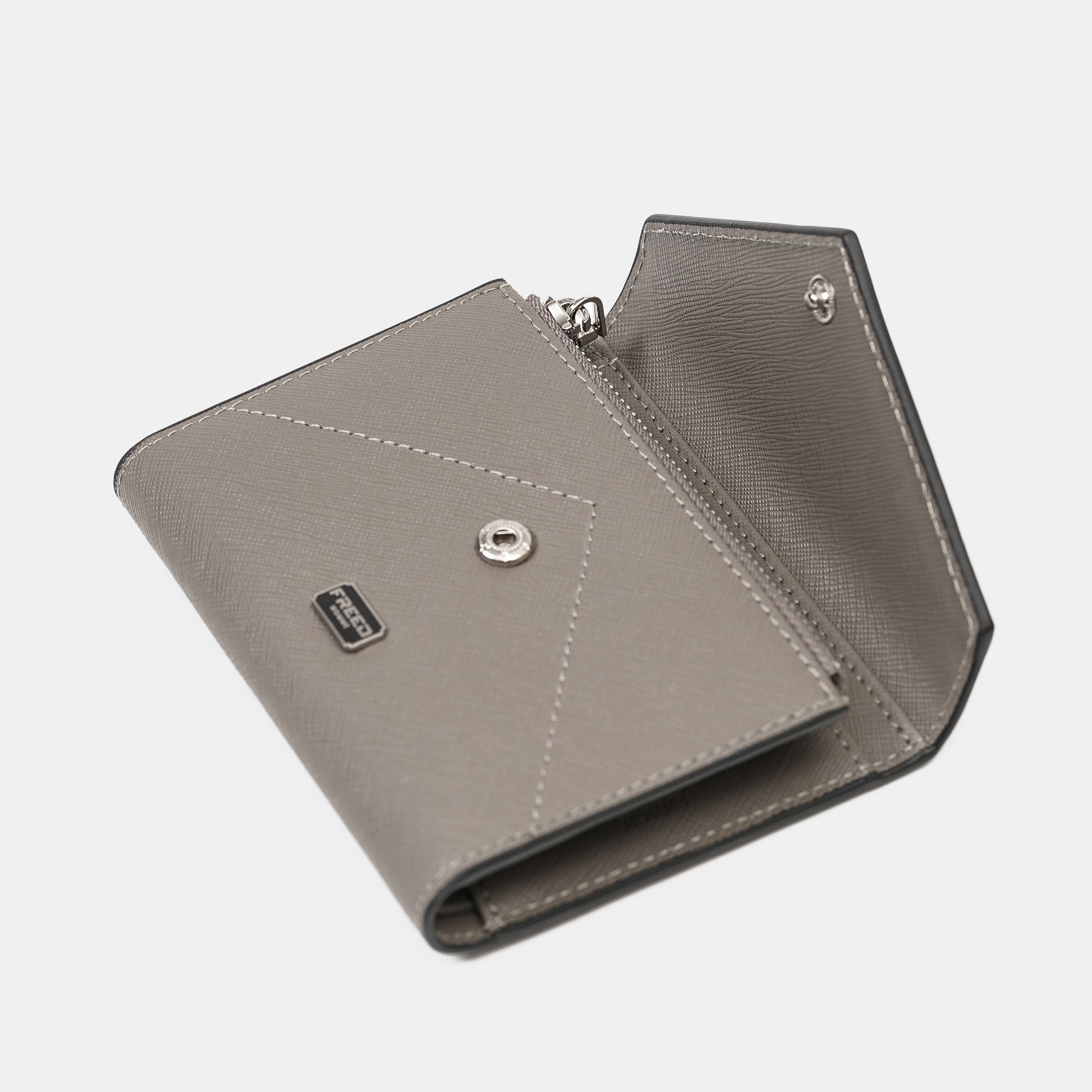 Saffiano皮、鉑金灰、斜視角，FREED客製化刻字。