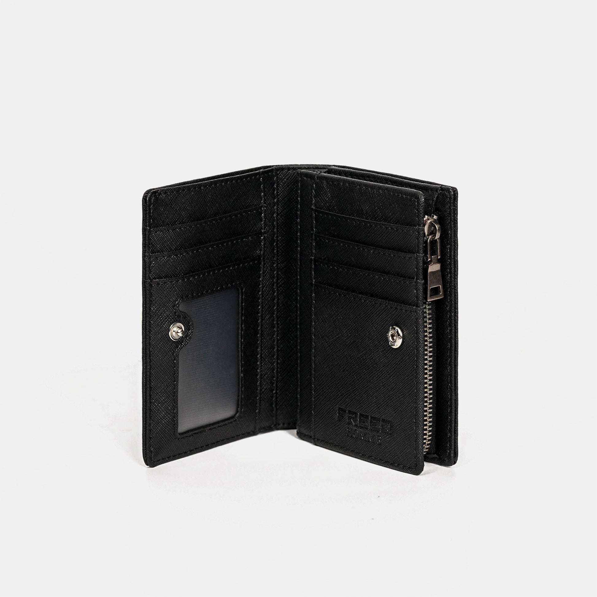 黑色 Saffiano 十字紋皮革，斜向角度，純色背景。FREED 客製化刻字。