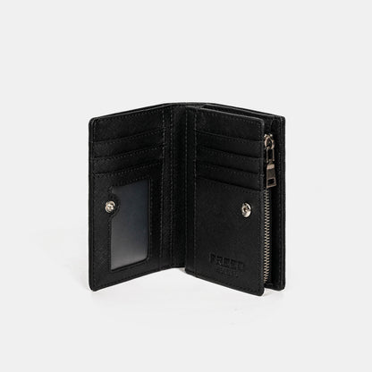 黑色 Saffiano 十字紋皮革，斜向角度，純色背景。FREED 客製化刻字。