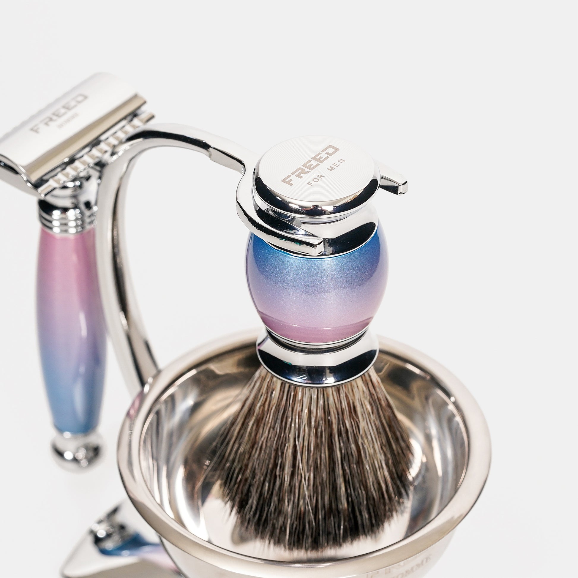 金屬、漸層紫藍色、特寫、純白背景。FREED 客製化刻字