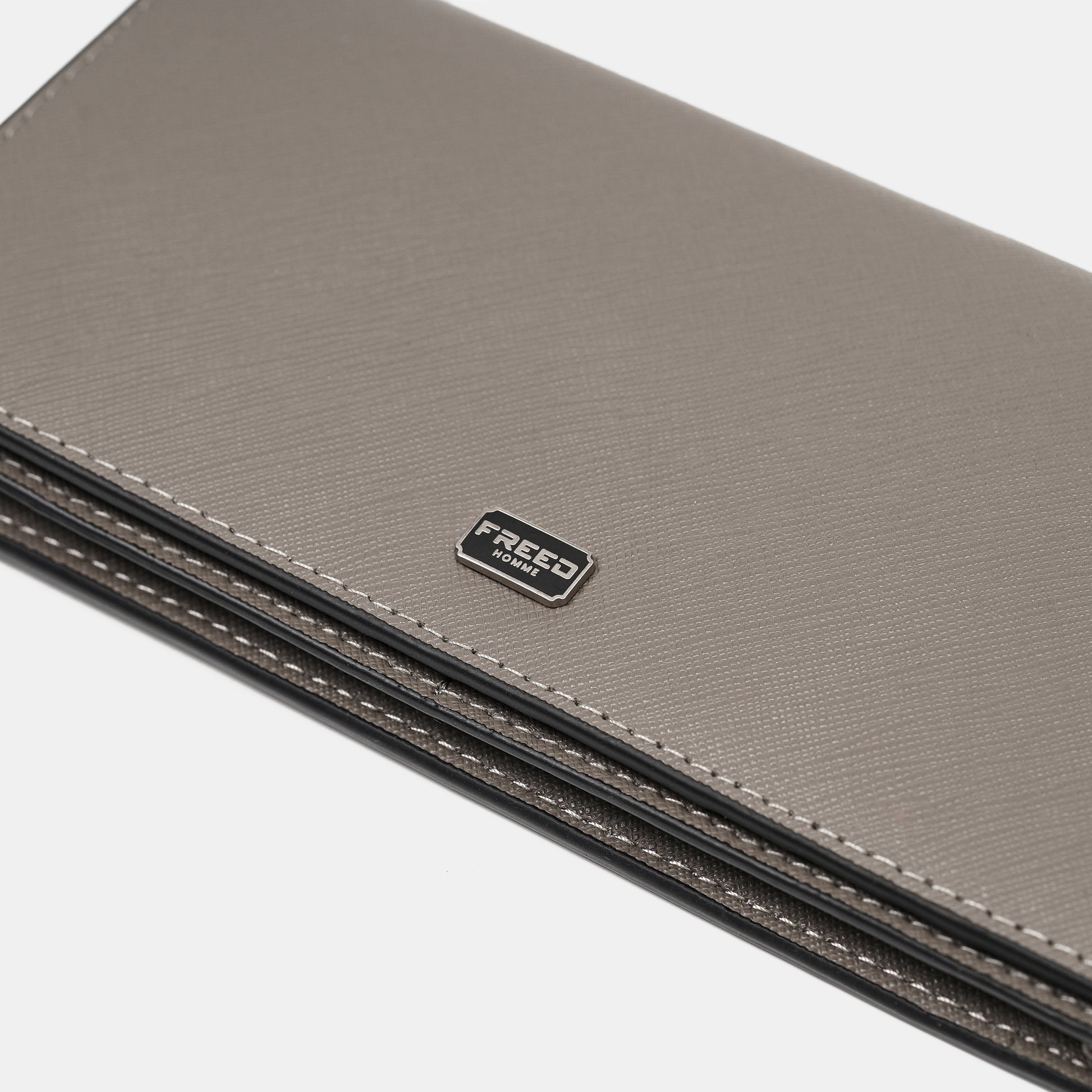 Saffiano十字紋長夾，鉑金灰，近拍，FREED客製化刻字。