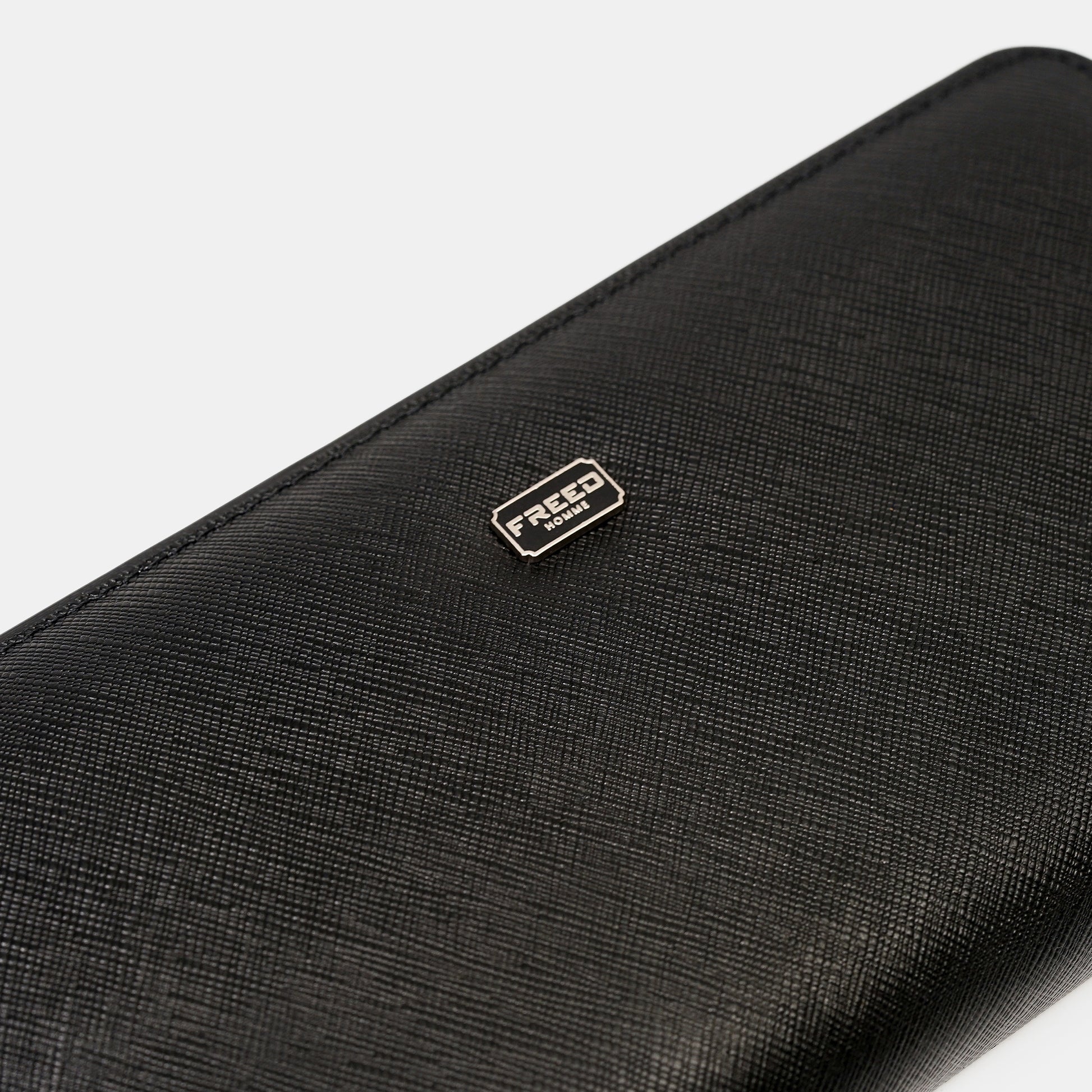 黑色Saffiano十字紋長夾，頂部特寫。FREED客製化刻字