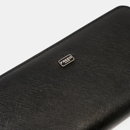 黑色Saffiano十字紋長夾，頂部特寫。FREED客製化刻字