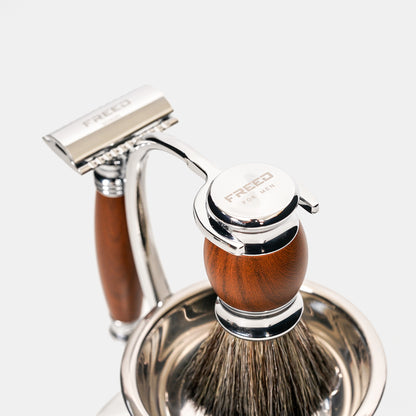 仿胡桃木紋理，搭配銀色金屬，呈現精緻光澤。FREED 客製化刻字。