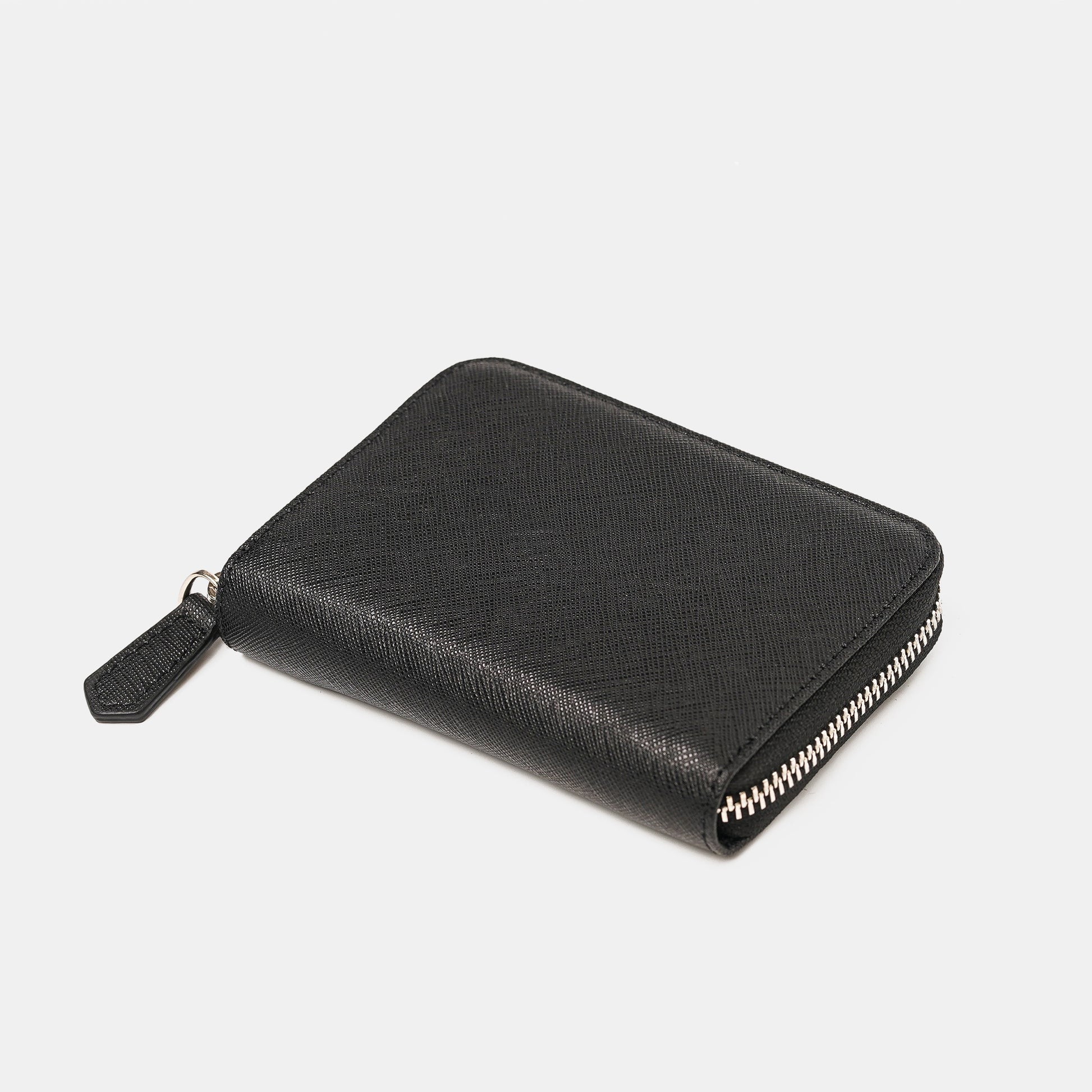 經典Saffiano十字紋黑色零錢包，斜角特寫，FREED客製化刻字。