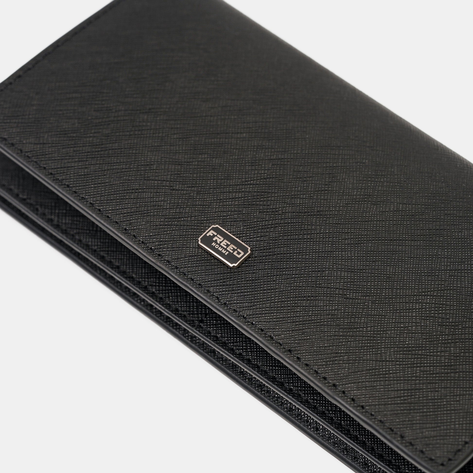 黑色Saffiano十字紋長夾，特寫角度，FREED 客製化刻字。