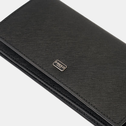 黑色Saffiano十字紋長夾，特寫角度，FREED 客製化刻字。
