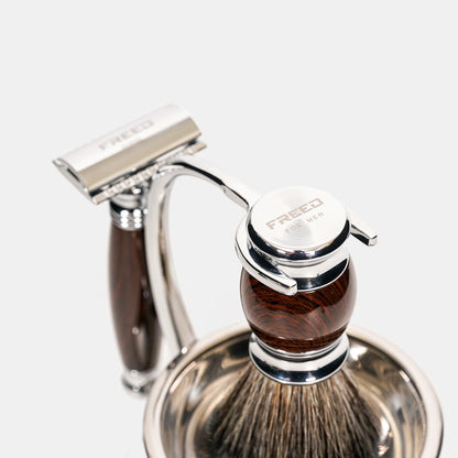 仿紫紅檀木質感，近距離特寫，搭配金屬光澤，FREED客製化刻字。