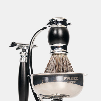 銀色金屬與黑色握柄，仰角特寫，FREED 客製化刻字。