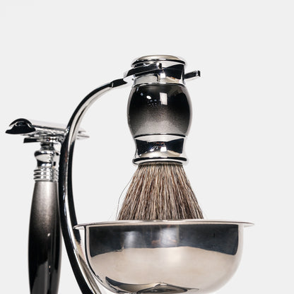 金屬銀光澤，俐落雙刃，復古儀式感。FREED 客製化刻字