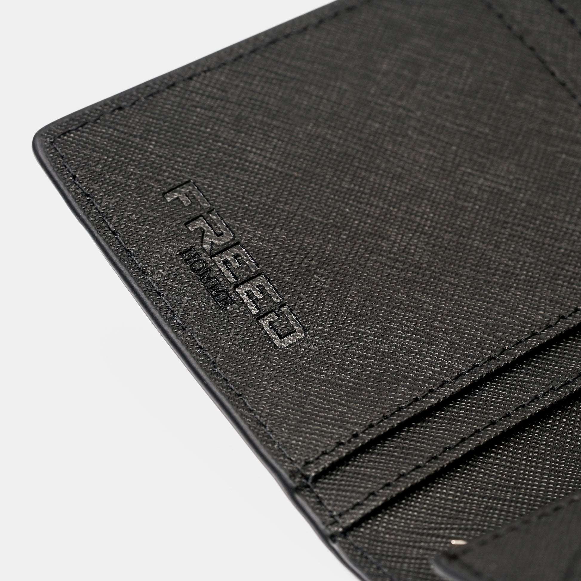 經典Saffiano十字紋黑色長夾，特寫角度，FREED客製化刻字