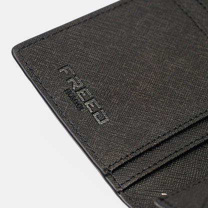 經典Saffiano十字紋黑色長夾，特寫角度，FREED客製化刻字