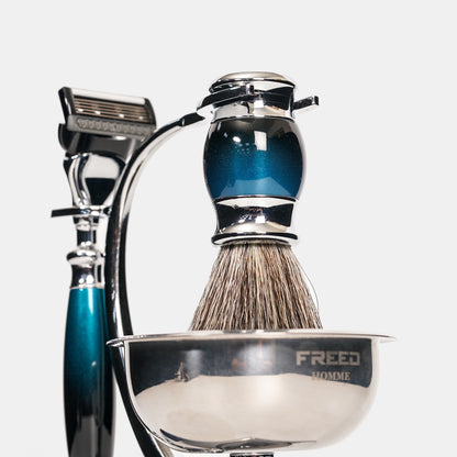 金屬材質，銀河藍光澤，從側面看，搭配 FREED 客製化刻字。