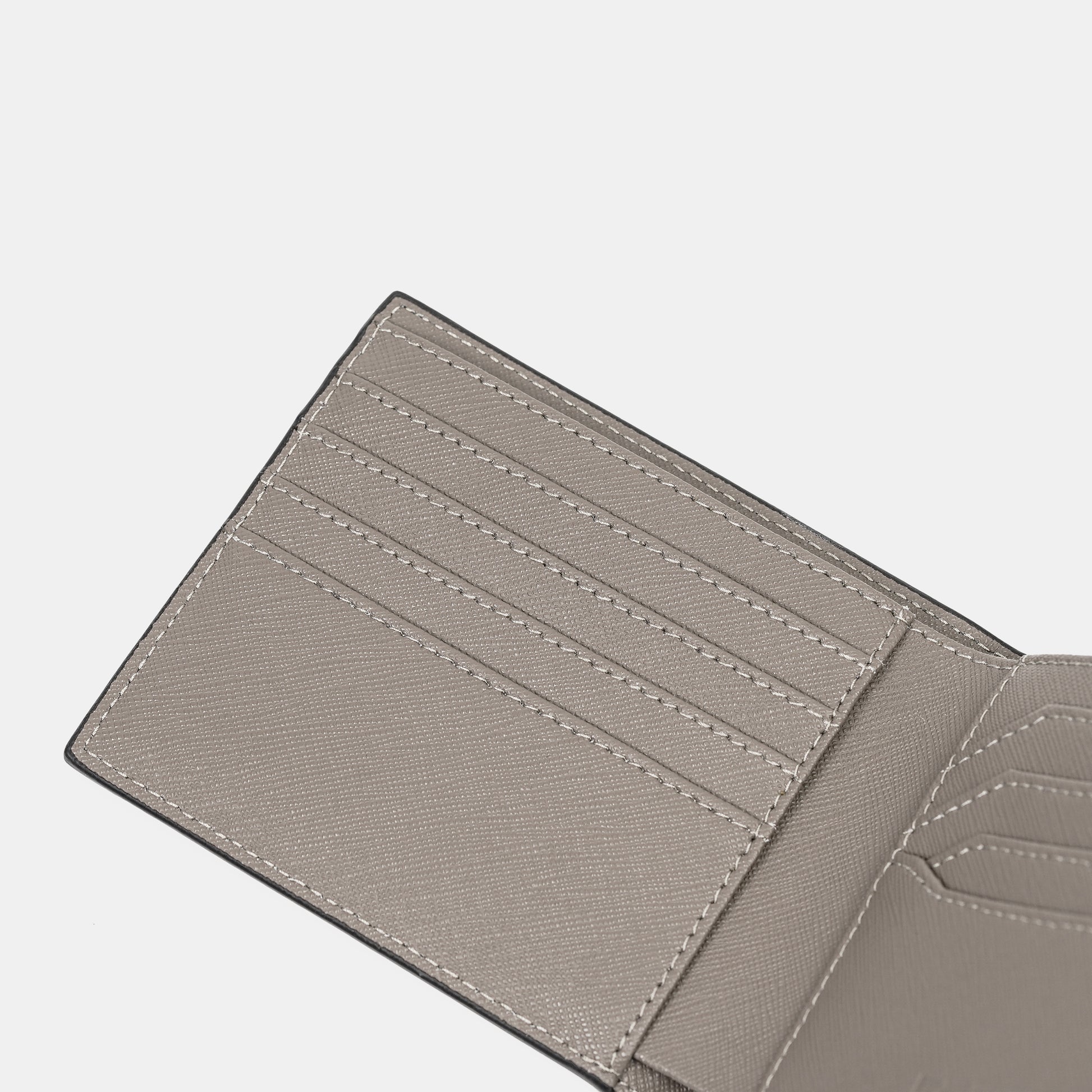 Saffiano皮革，鉑金灰，內層特寫。FREED客製化刻字。