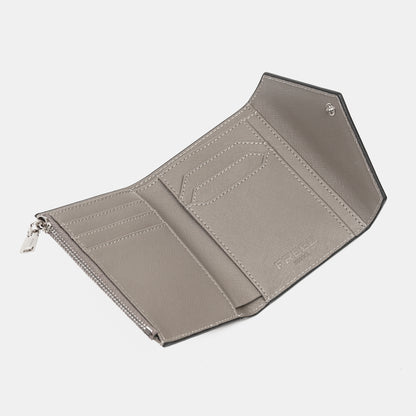 Saffiano皮夾，鉑金灰，特寫角度，FREED 客製化刻字